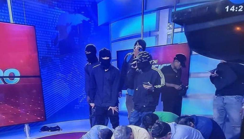 “Entraron a matarnos”: Así secuestraron canal de televisión en Ecuador