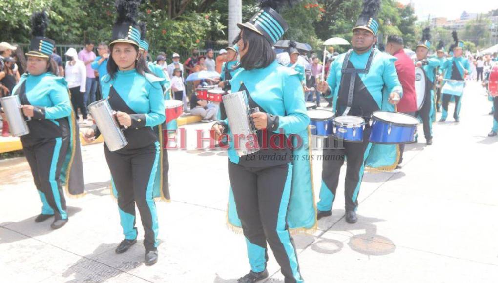 Azul turquesa, alegría y devoción: así es el ambiente en los desfiles en Honduras