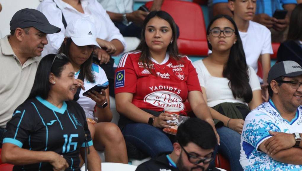 Bellas chicas roban miradas en previa del Honduras vs. Cuba