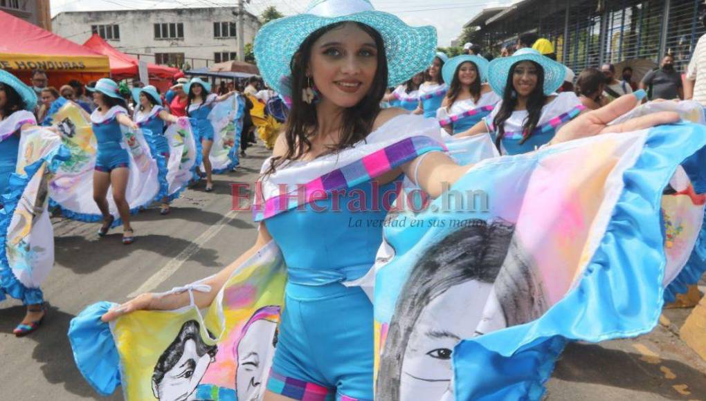 Azul turquesa, alegría y devoción: así es el ambiente en los desfiles en Honduras