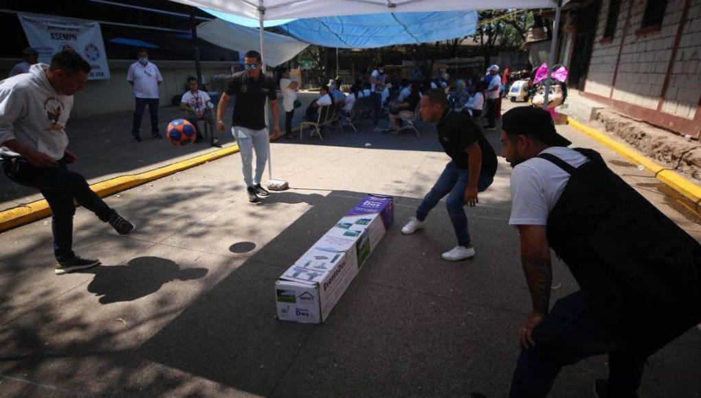 Con piñata y partido de fútbol, empleados de Medicina Forense paralizan labores y exigen aumento de salarios