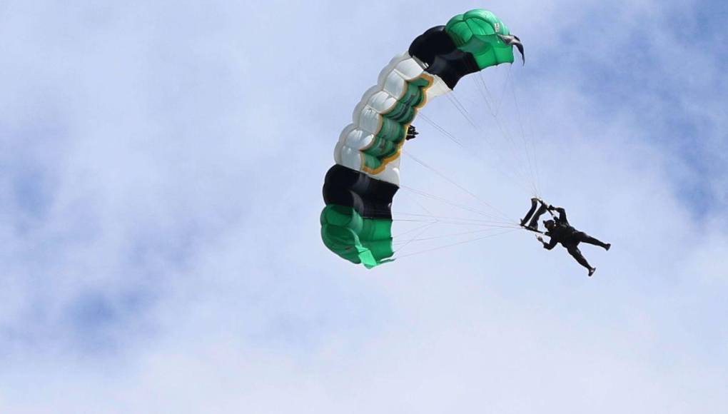 Así se preparan los paracaidistas antes de los desfiles patrios