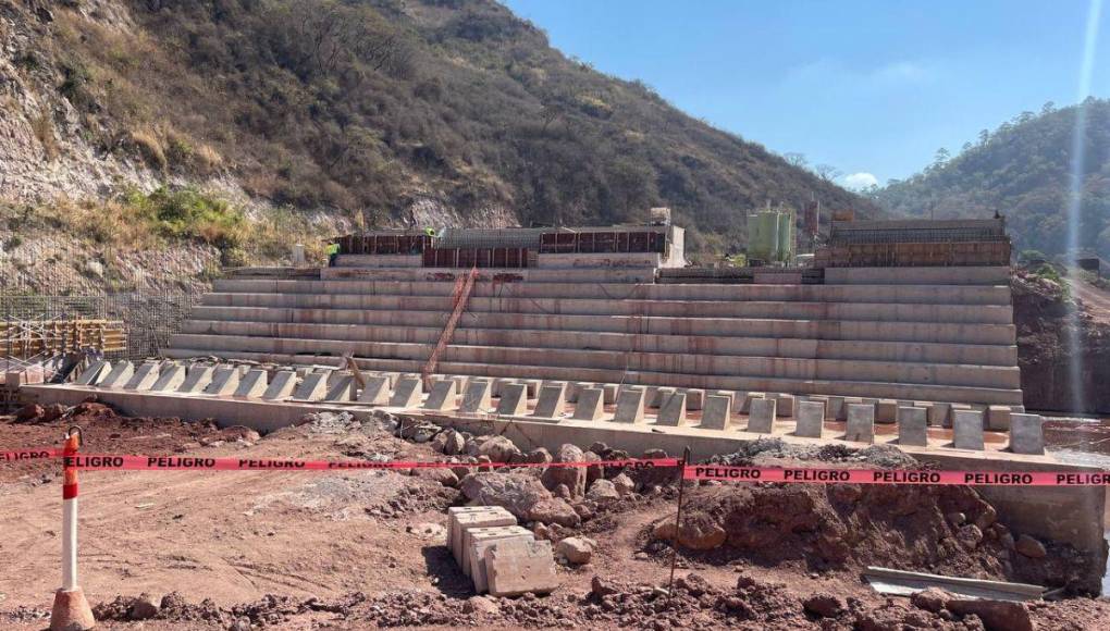 Alcalde Aldana regresa a la represa San José a supervisar obras tras incidente de explosión