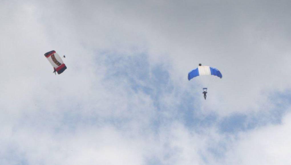 ¡Impresionante! Así surcaron el cielo hondureño los paracaidistas en los desfiles patrios