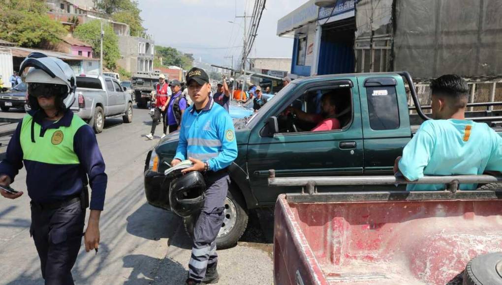 Inician decomiso de vehículos invasores en la salida a Danlí