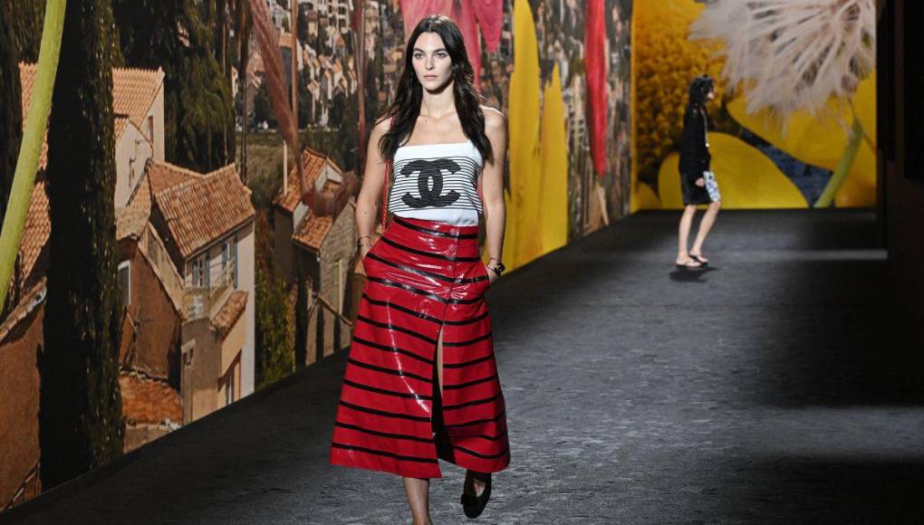 En chanclas: Chanel regresa la alegría de los locos años 20 en París