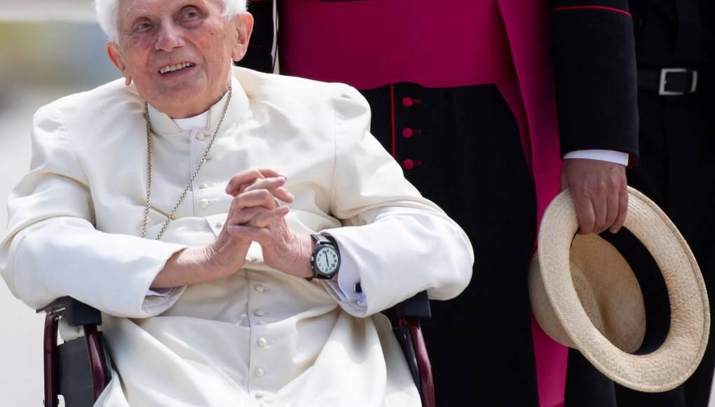 Amante de los gatos, escándalos y renuncia: la vida del papa emérito Benedicto XVI