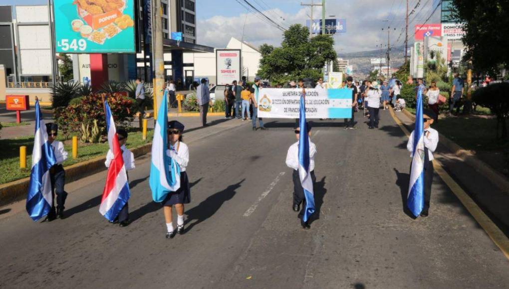 Alumnos de educación prebásica y básica derrochan patriotismo y ternura en las calles de la capital