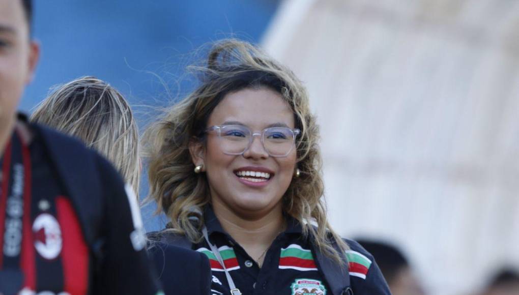 Hermosas chicas roban miradas en el clásico Real España vs Marathón