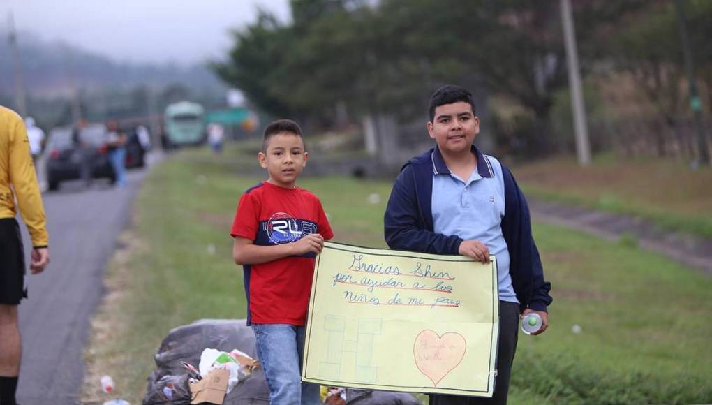 “Eres el héroe de los niños”: Emoción de escolares al recibir a Shin Fujiyama en Tegucigalpa