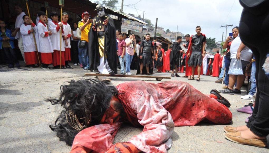 Impactante: La crucifixión de Jesús en el Vía Crucis de la iglesia El Calvario