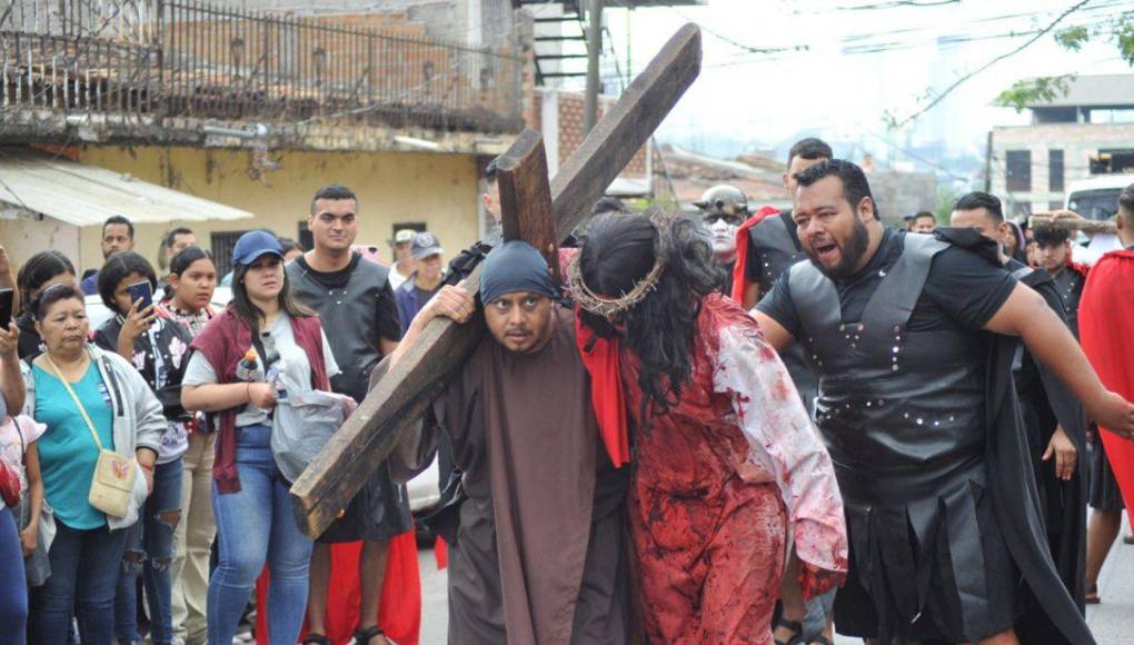 Impactante: La crucifixión de Jesús en el Vía Crucis de la iglesia El Calvario