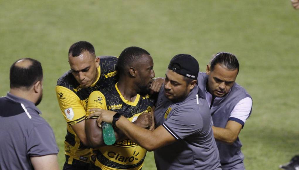 Bronca, empujones y expulsiones en el Real España vs Génesis