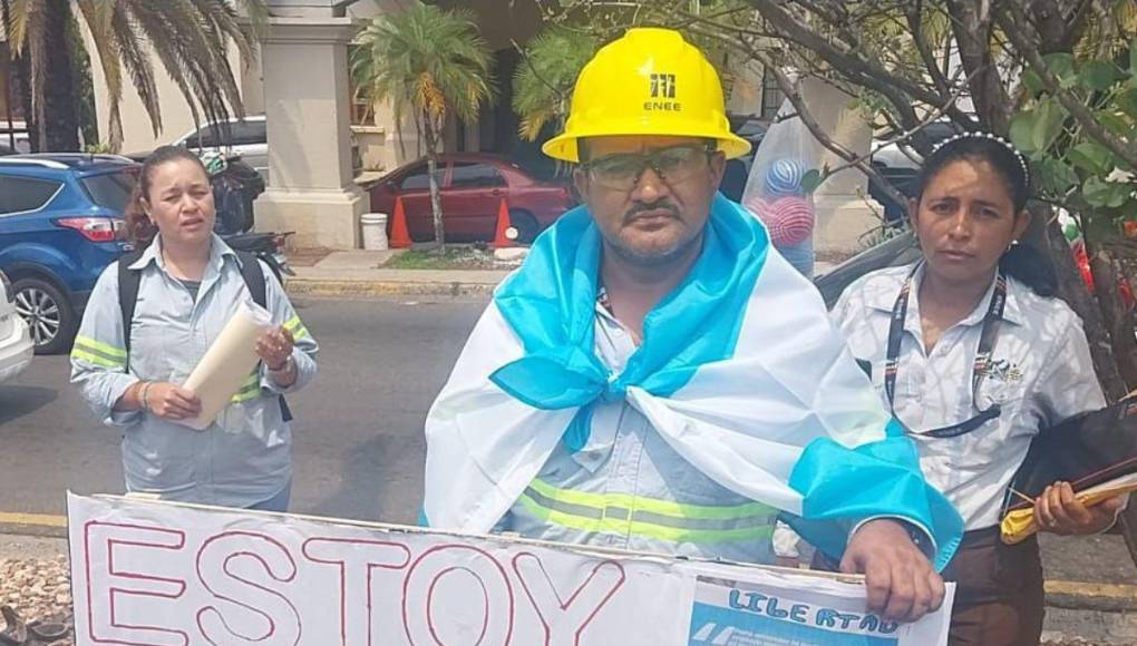 Exempleado de la ENEE se sube a un poste para denunciar su despido injustificado