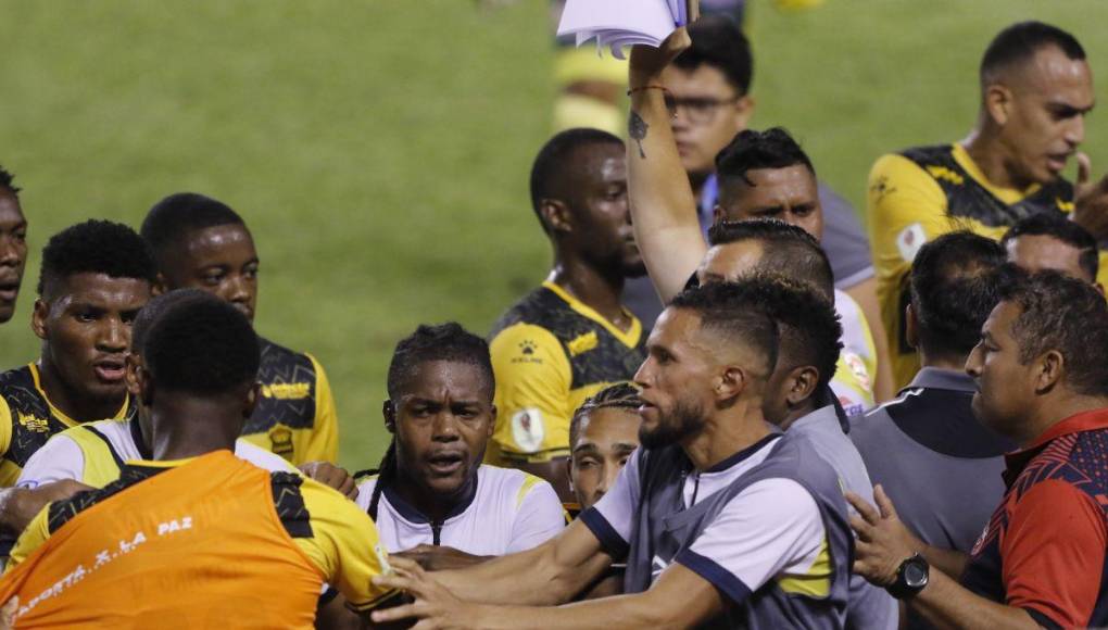 Bronca, empujones y expulsiones en el Real España vs Génesis