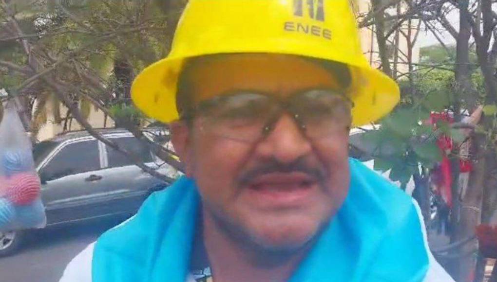 Exempleado de la ENEE se sube a un poste para denunciar su despido injustificado