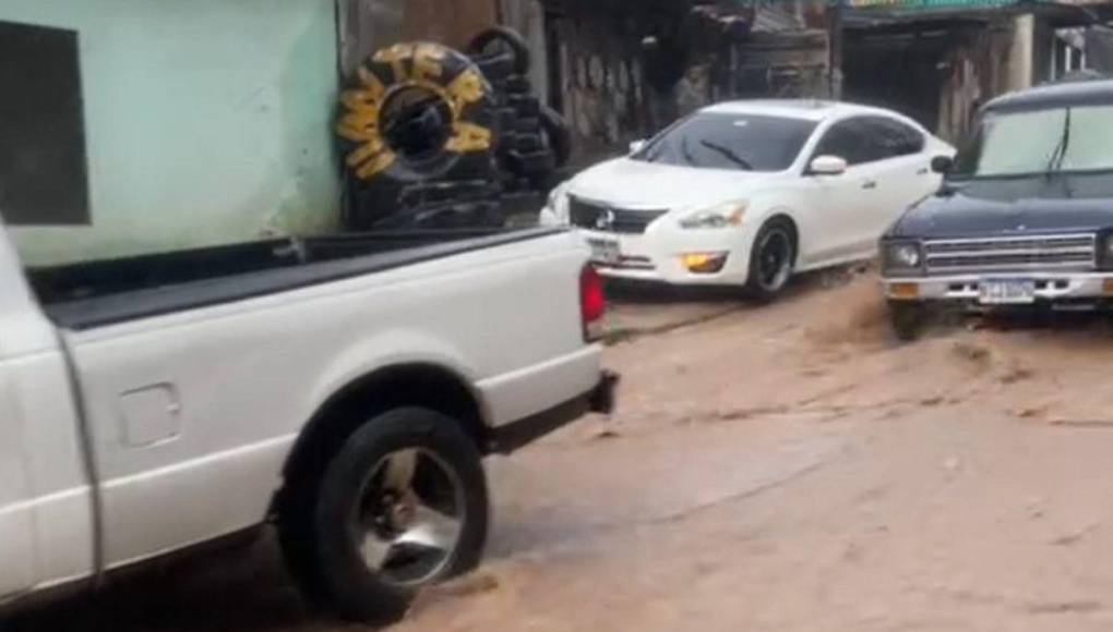 Vías anegadas y tráfico lento: imágenes de las lluvias que azotan la capital este domingo