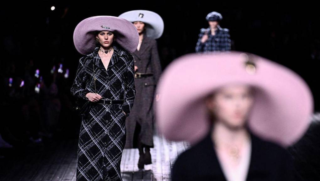 Chanel pasea a la mujer a orillas del mar, un día de invierno