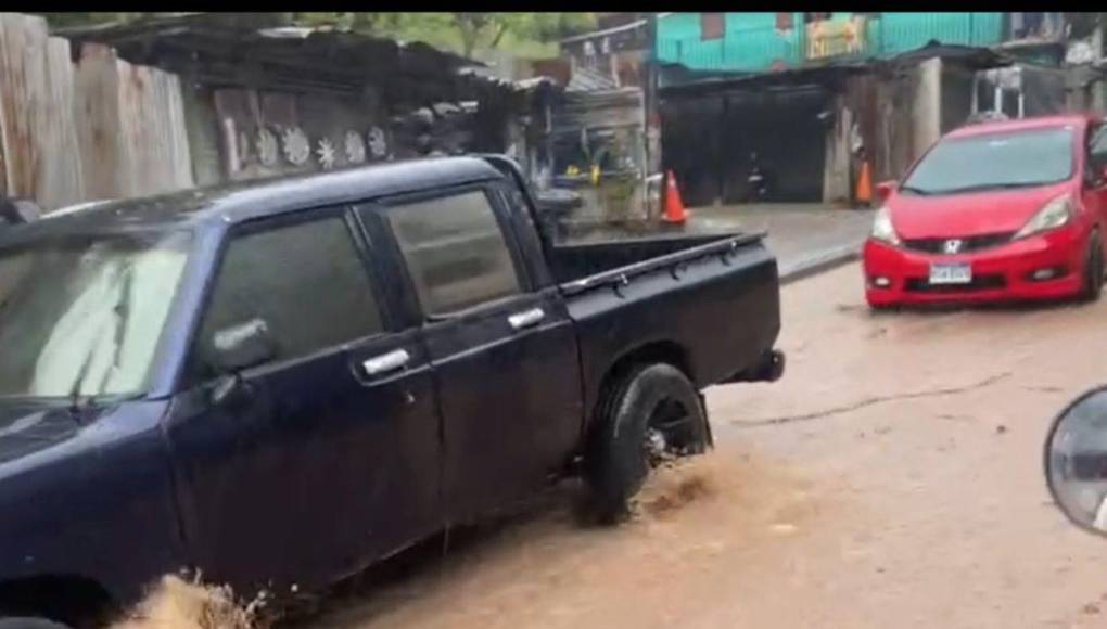 Vías anegadas y tráfico lento: imágenes de las lluvias que azotan la capital este domingo