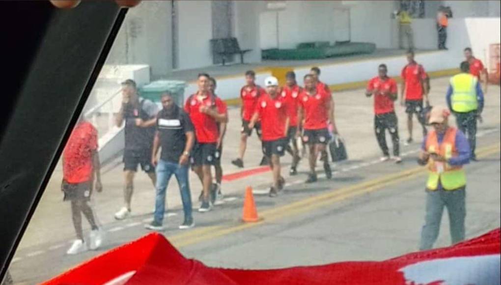 Vida causa furor: viajaron en avión para intentar salvarse del descenso ante UPN