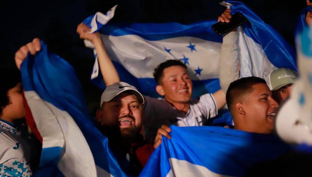 ¡Euforia por la H! Banderazo de los aficionados de la Selección de Honduras