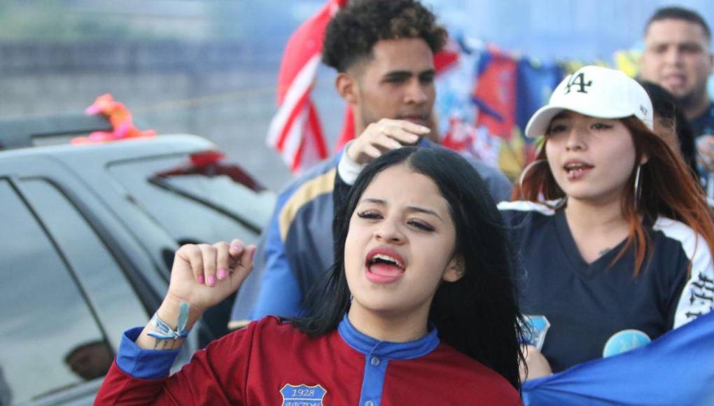 ¡LLEGA LA REVO! Las chicas roban miradas y Comayagua viste de Azul