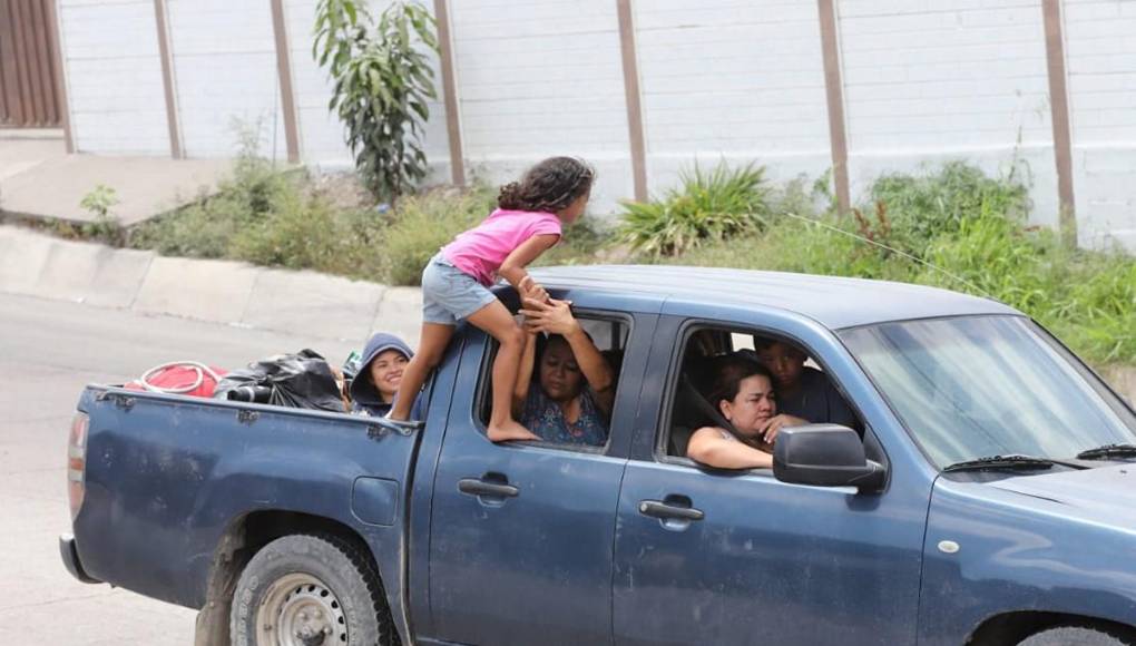 Cansados y asoleados: familias retornan a la capital tras feriado de Semana Santa
