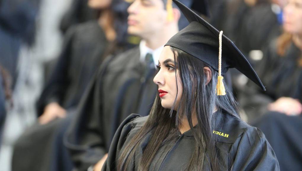 ¡Felicidades! La UNAH presenta más de 1,600 profesionales en las primeras graduaciones del año