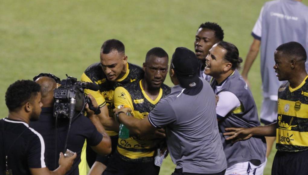 Bronca, empujones y expulsiones en el Real España vs Génesis