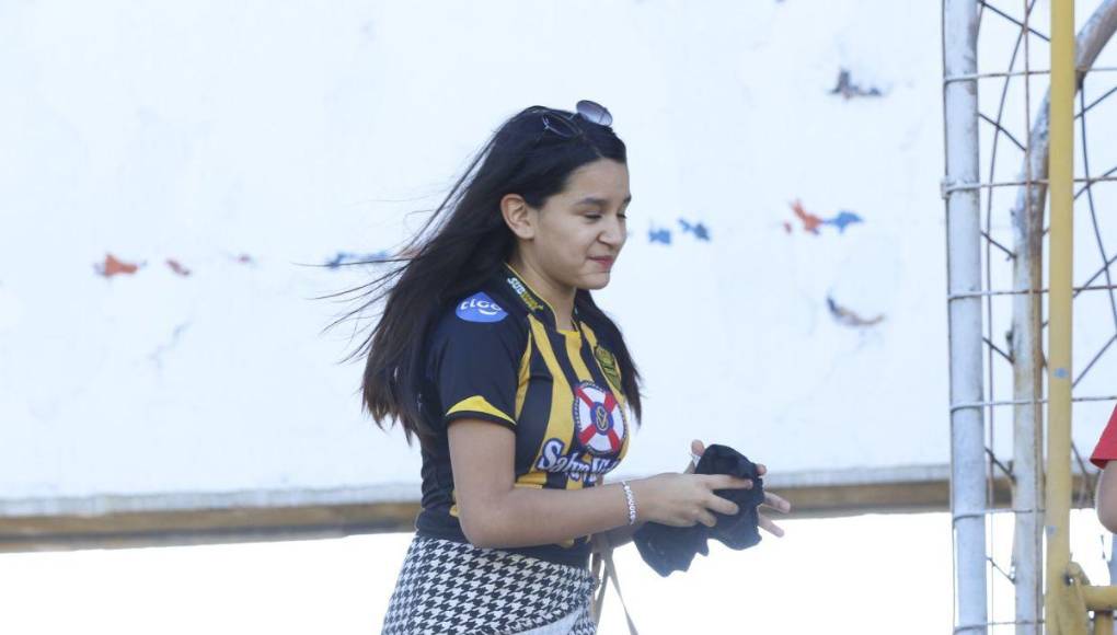 Hermosas chicas roban miradas en el clásico Real España vs Marathón