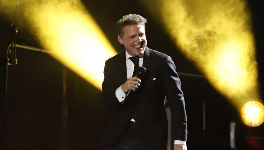 Luis Miguel enamoró a su público con espectacular show sobre el escenario