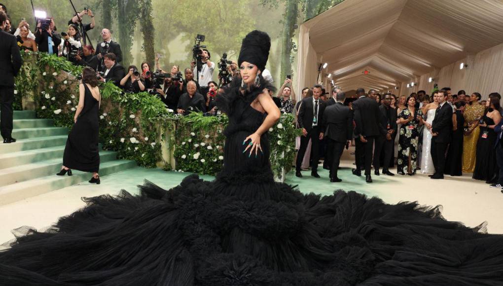 ¡Icónica! Así lució Cardi B con un imponente vestido negro en la Met Gala 2024