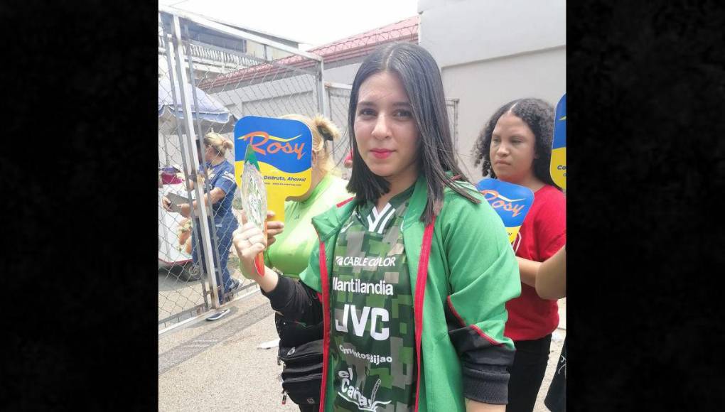 Bajo el fuerte Sol, aficionados de Marathón hacen largas filas en el Yankel