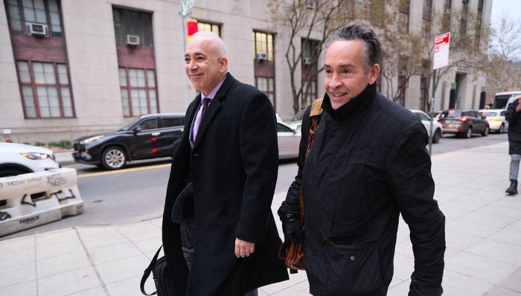 Sonriente y optimista: así salió Raymond Colon en primer día de deliberación del jurado