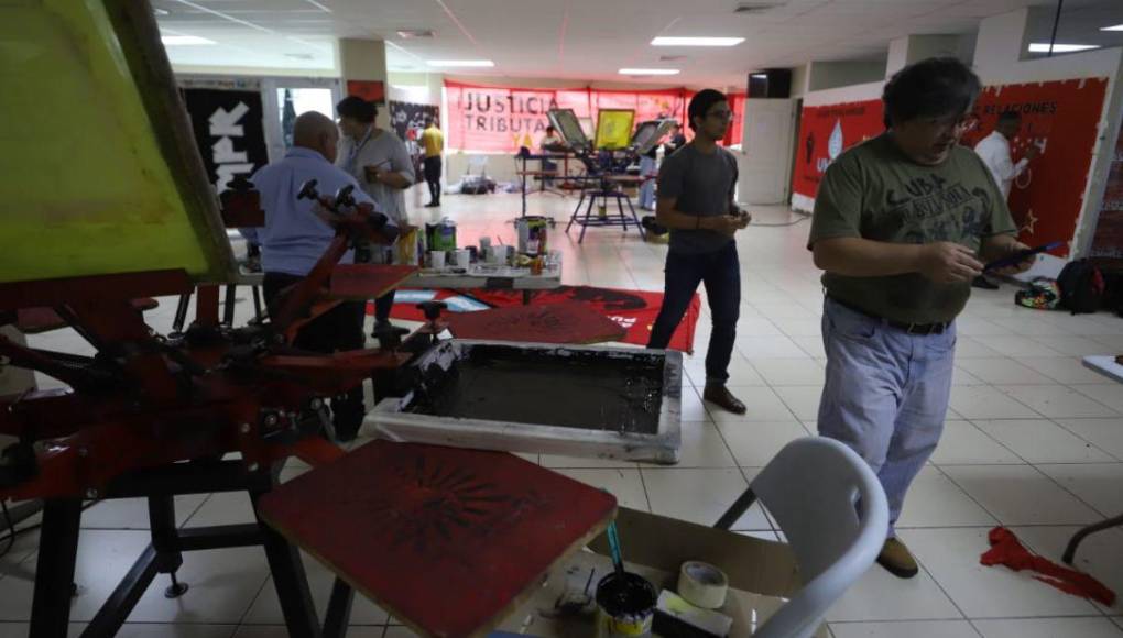 Elaborando mantas y camisetas, sindicatos preparan marcha del 1 de mayo