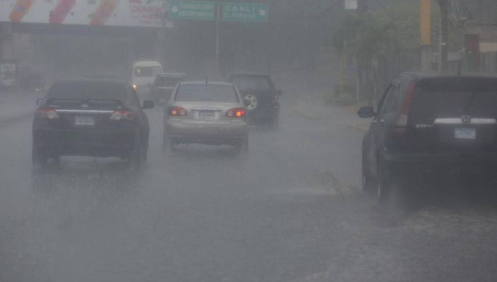 Imágenes: fuerte lluvia aplaca el calor en la capital este domingo