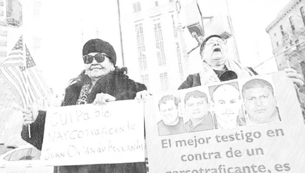 Los mensajes de los hondureños que protestan afuera de la Corte de Nueva York