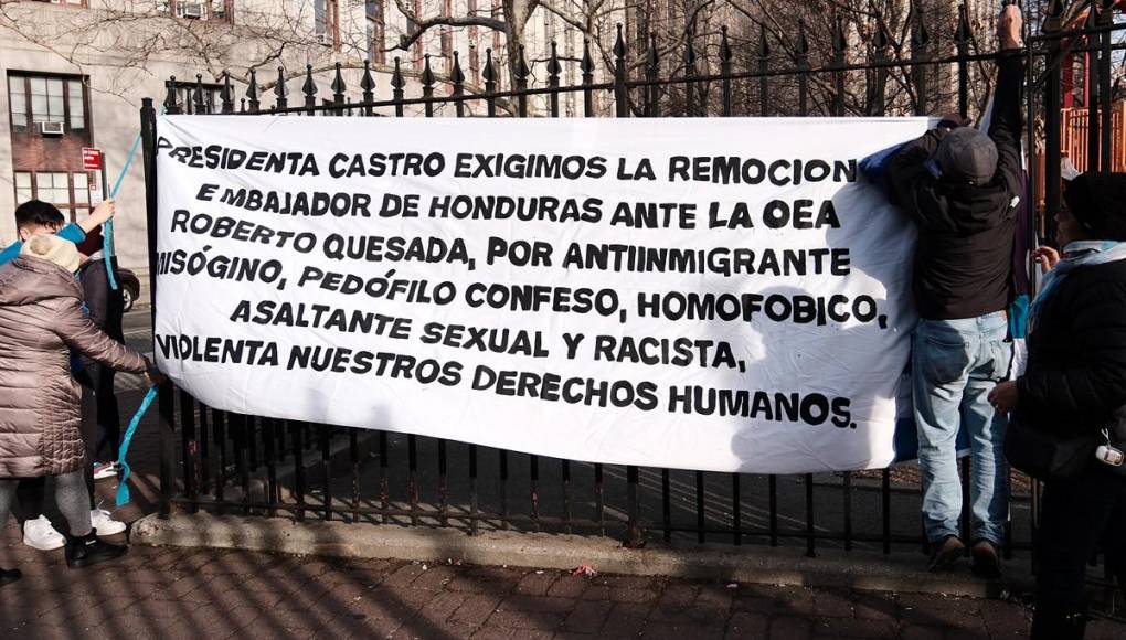 Juicio de JOH: Con banderas y pancartas, hondureños acuden a Corte de Nueva York