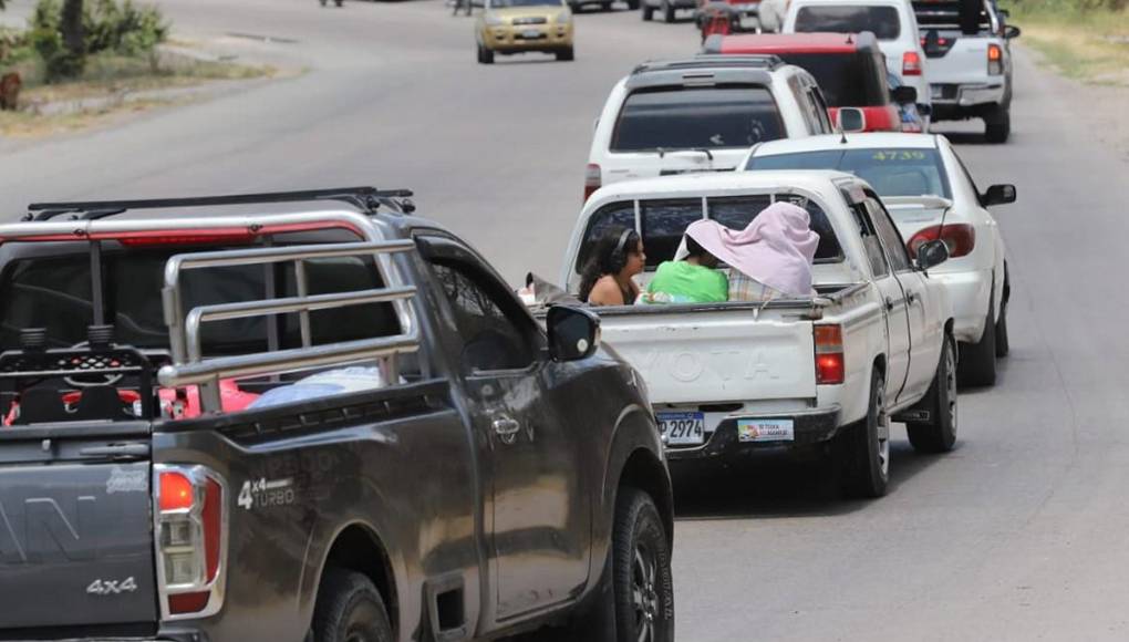 Caravanas de veraneantes abarrotan salidas al Sur y al Norte de la capital