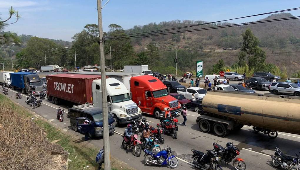 Caos vehicular, desmayados y vía bloqueada: las imágenes que dejó la protesta en la CA-5