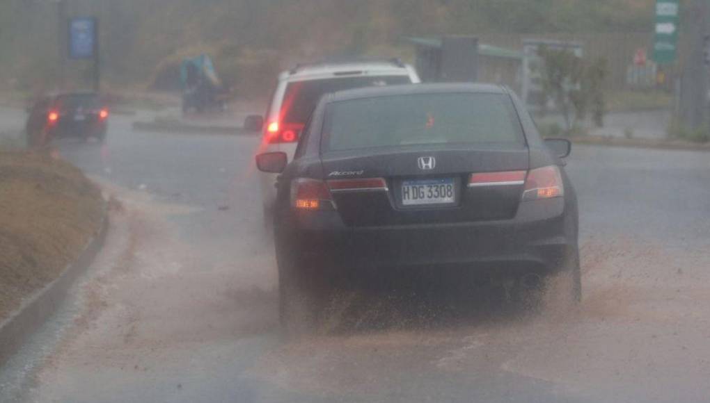 Imágenes: fuerte lluvia aplaca el calor en la capital este domingo