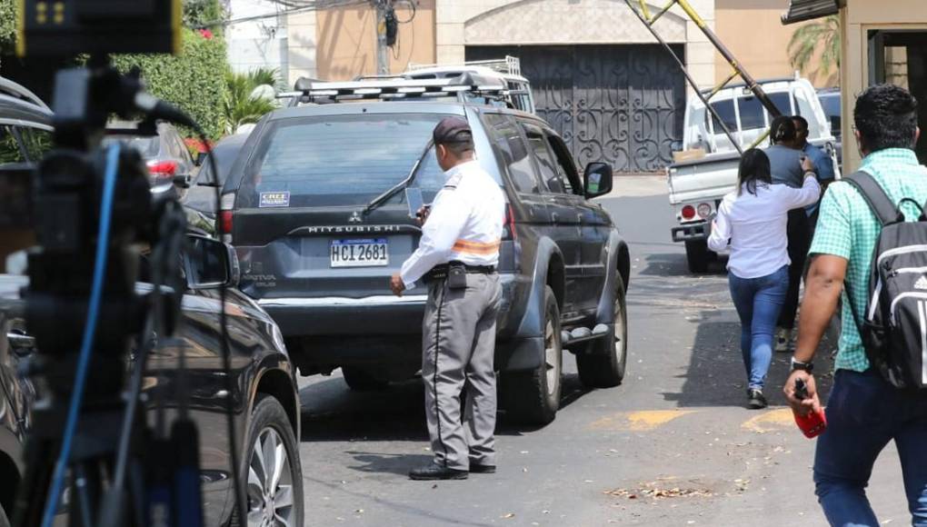Una que otra visita: ambiente en alrededores de residencia de Juan Orlando Hernández en la capital