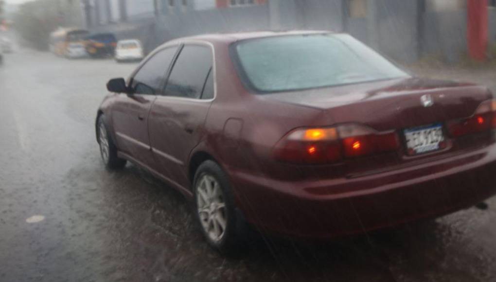 Intensas lluvias dejan calles inundadas y tráfico en Tegucigalpa