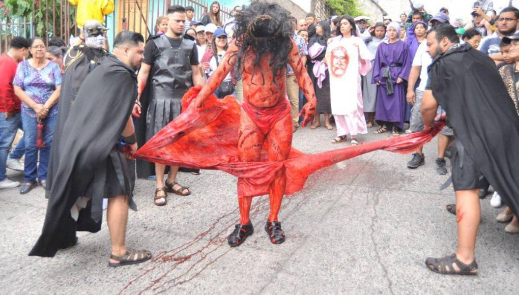 Impactante: La crucifixión de Jesús en el Vía Crucis de la iglesia El Calvario