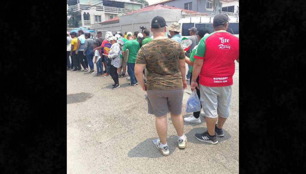 Bajo el fuerte Sol, aficionados de Marathón hacen largas filas en el Yankel