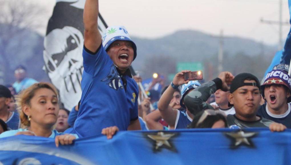 ¡LLEGA LA REVO! Las chicas roban miradas y Comayagua viste de Azul
