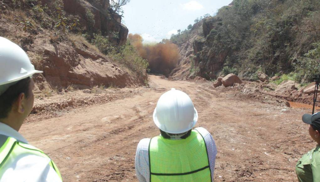 Alcalde Aldana regresa a la represa San José a supervisar obras tras incidente de explosión