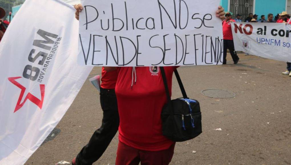 ¿Qué dicen las pancartas de los empleados en marcha del Día de los Trabajadores?