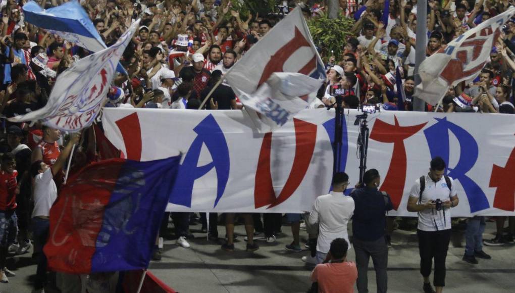 ¡Fiesta blanca en SPS! Así recibieron a Olimpia previo a la final contra Marathón