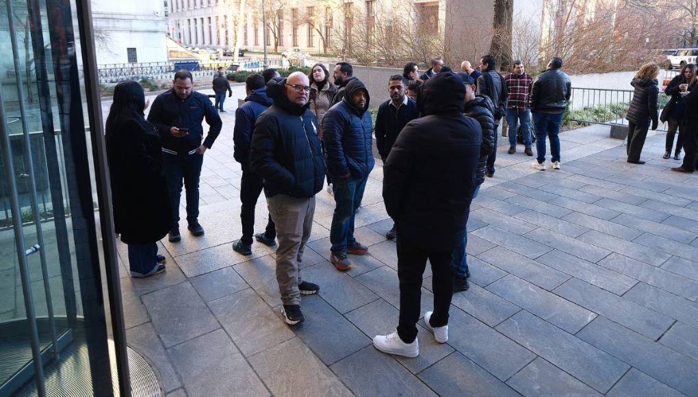 Ciudadanos llegan a la Corte de Nueva York para conocer el veredicto en juicio de JOH